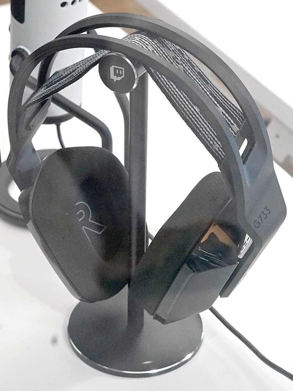 Casque Logitech G733 sur un support photographié en studio