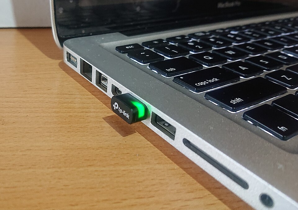 Adaptateur TP-Link Archer T2UB Nano branché à un ordinateur